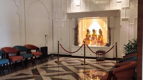 a room with chairs and a fire in a wall at raghukul sadan in Faizābād