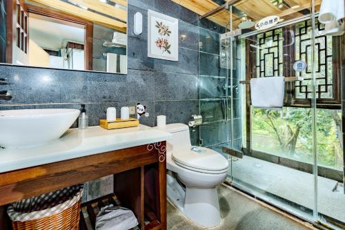 a bathroom with a toilet and a sink at 丽江束河元年别院 Yuannian Lijiang in Lijiang