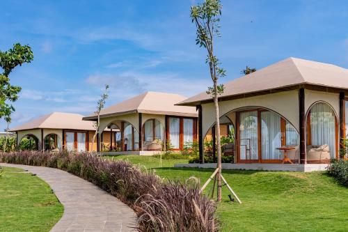 una casa in un giardino con un vialetto di Glamp Nusa a Nusa Dua