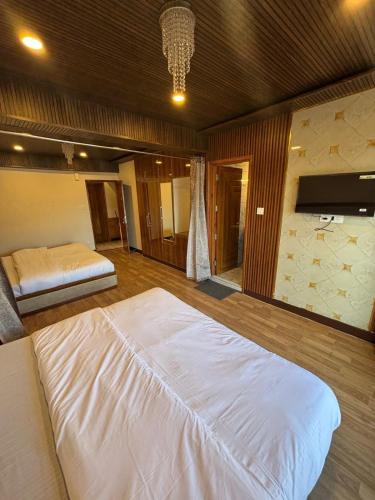 a bedroom with a large white bed in a room at Simla Hideaway in Shimla