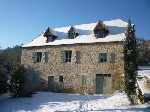 a stone house with snow on the roof at Le Mas de Laval in Saint-Cirq-Lapopie
