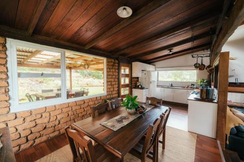 Una cocina o cocineta en The Floating Forest