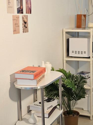 una pila di libri seduti su un tavolo accanto a un forno a microonde di Palace outing a Suwon