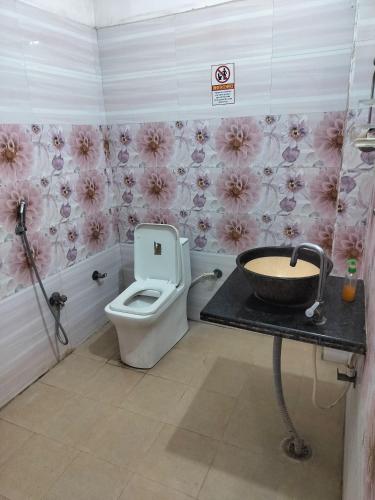 Koupelna v ubytování Ganga jee palace