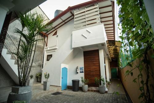 Bangunan di mana terletaknya rumah tamu ini