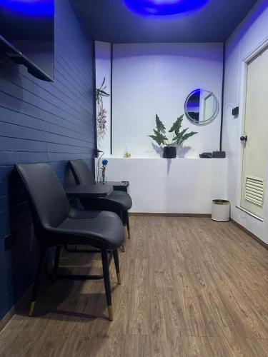 a salon with a black chair and a blue ceiling at The Hidden Gem Poshtel Koh Tao in Koh Tao