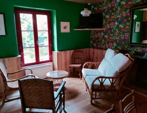 - un salon avec des murs et des chaises verts dans l'établissement La simplette, à Thouars