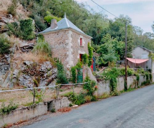 une maison en briques sur le côté d'une route dans l'établissement La simplette, à Thouars
