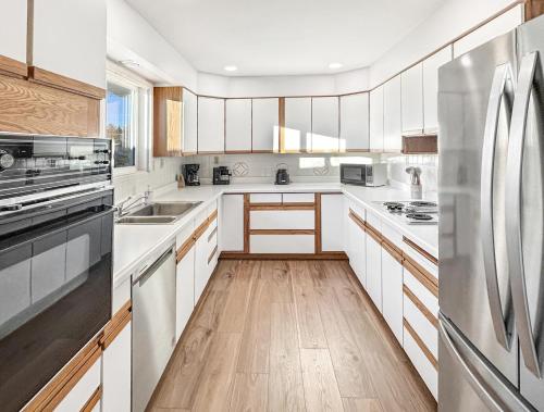 Η κουζίνα ή μικρή κουζίνα στο Retro Retreat A 60's Time Capsule home