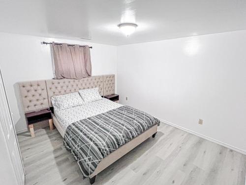 Un dormitorio blanco con una cama y una ventana. en Dar-08 Room Near Airport, en Brampton