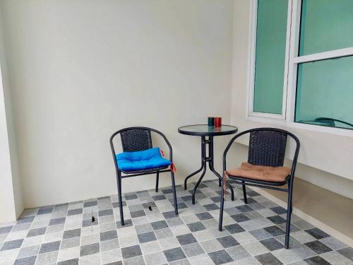 two chairs and a table in a room with a window at AreeHouse 曼谷 300平方 獨棟別墅 家庭首選 近7-11 超市 MRT in Bangkok