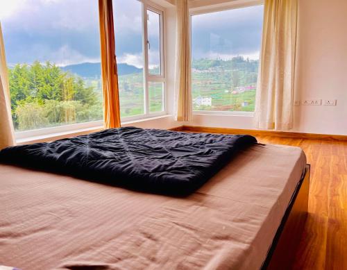 Postel nebo postele na pokoji v ubytování Away From Home - 3 - Rooms In Ooty, Home Stay Ooty