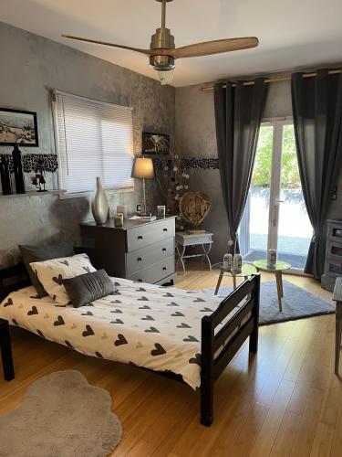 une chambre avec un lit et une commode dans l'établissement Prestigious Villa on Arcachon Golf Course, à La Teste-de-Buch