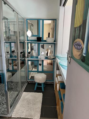 - un couloir avec un bureau et un tabouret dans la chambre dans l'établissement Prestigious Villa on Arcachon Golf Course, à La Teste-de-Buch