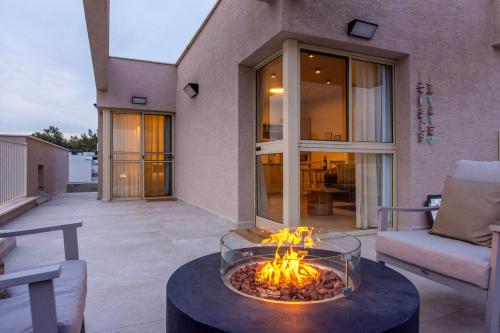 a fire pit in the middle of a patio at סקנד פלור סוויטה מודרנית מפנקת ברמת הגולן in Qasrîne