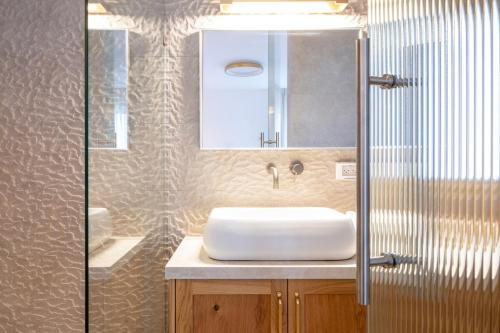 a bathroom with a sink and a mirror at סקנד פלור סוויטה מודרנית מפנקת ברמת הגולן in Qasrîne