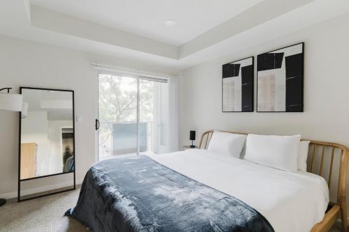 um quarto com uma grande cama branca e uma janela em Blueground Santa Clara pool wd nr stadium SFO-1772 em Milpitas