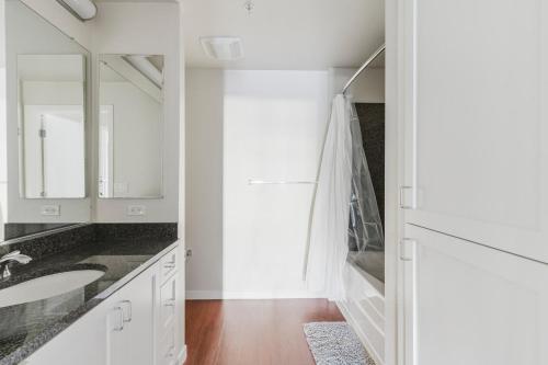 um banheiro branco com uma pia e um espelho em Blueground Santa Clara pool wd nr stadium SFO-1772 em Milpitas