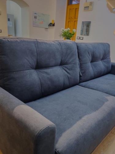 a blue couch sitting in a living room at Appartamento Principe in Monterosso al Mare