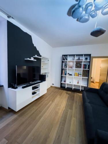 a living room with a couch and a flat screen tv at Appartamento Principe in Monterosso al Mare
