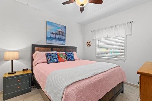 Un dormitorio con una cama y un ventilador de techo. en Birdies Landing At Butterfly Park Beach Access, en South Padre Island
