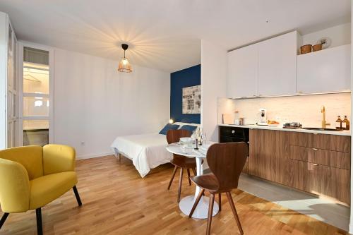 une cuisine et une chambre avec un lit et une table dans l'établissement Léonard de Vinci - Avec parking privé à Massy, à Massy