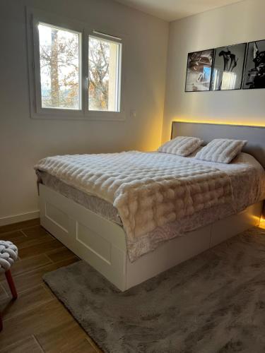 - une chambre avec un grand lit dans une chambre avec deux fenêtres dans l'établissement Maison la Cocagne de la Sainte Baume, à Nans-les-Pins