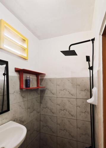 a bathroom with a shower and a sink at Garpeza Backpackers in San Vicente