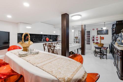 a kitchen and dining room with a table and chairs at Villam Vale da Estrela in Guimarães