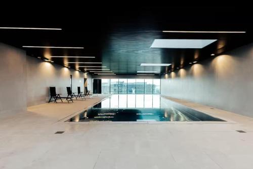 Bazén v ubytování Elegant Sky Apartment with SPA nebo v jeho okolí