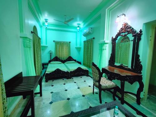 Ένα ή περισσότερα κρεβάτια σε δωμάτιο στο Palkiya Haveli - Heritage Hotel