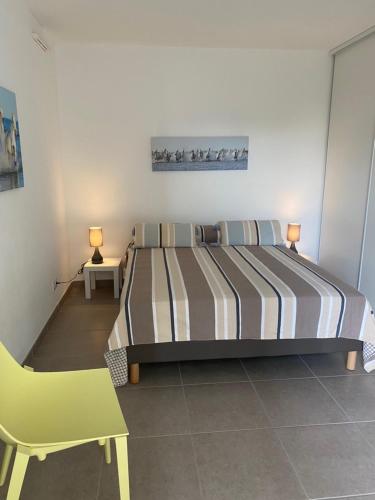 - une chambre avec un lit et une chaise jaune dans l'établissement JASMIN avec parking à 200 m du centre, à Avignon