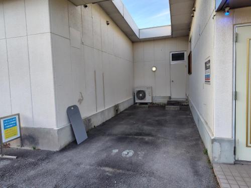 an empty hallway of a building with a parking lot at アネックス艶 -大人専用- in Fuefuki