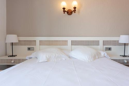 Ένα ή περισσότερα κρεβάτια σε δωμάτιο στο Hostal Sa Baronia