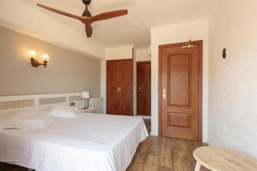 Ένα ή περισσότερα κρεβάτια σε δωμάτιο στο Hostal Sa Baronia