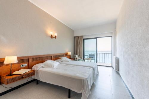 Ένα ή περισσότερα κρεβάτια σε δωμάτιο στο Hostal Sa Baronia