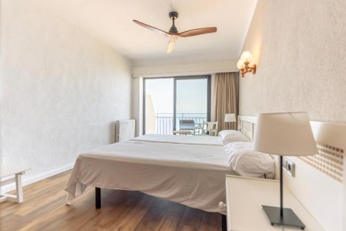 Ένα ή περισσότερα κρεβάτια σε δωμάτιο στο Hostal Sa Baronia
