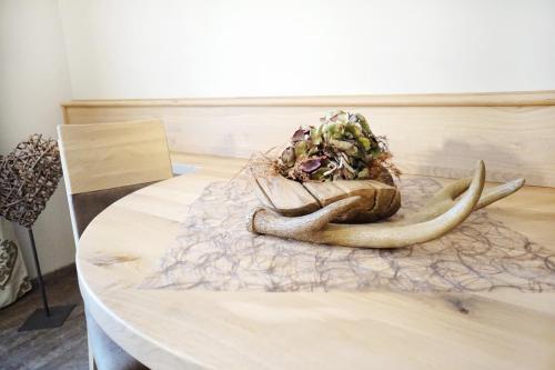 a table with antlers on top of it at Fichtenwald-Ihr Boutique I Glück`s Hotel in Bad Füssing