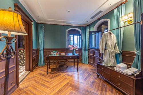 a home office with a desk and a dressing room at Beijing Xiaofengxian Former Residence Hotel Tiananmen Square Qianmen Store in Beijing