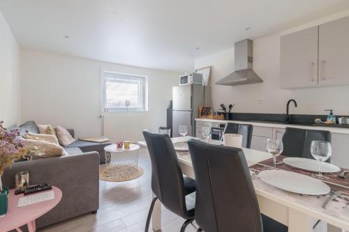 une cuisine et un salon avec une table et des chaises dans l'établissement Le Cafranc - Appt en pleine nature, à Le Tholy