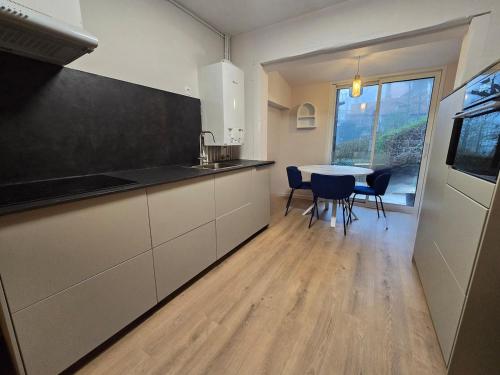 une cuisine avec une table et une salle à manger dans l'établissement Ma Casa, à Boulogne-sur-Mer