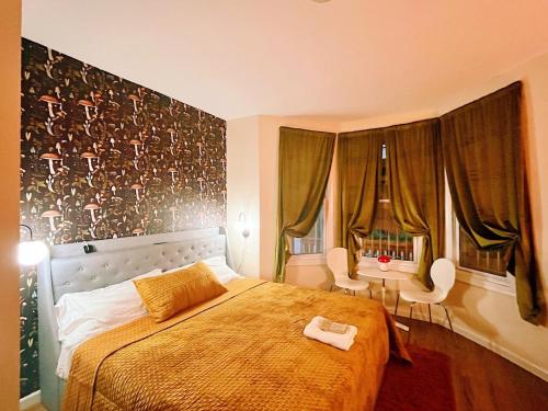 a bedroom with a bed and a table and chairs at 3 bdrm stay! Trippy King Suite by Dwtwn Nwk in Newark