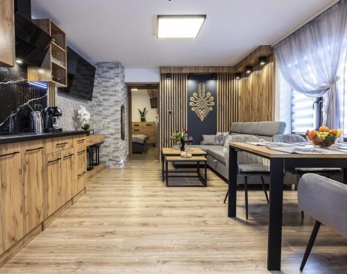 Kuchyňa alebo kuchynka v ubytovaní Apartament TatraVika z basenem i widokiem