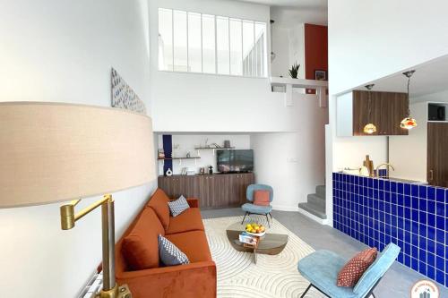 un salon avec un canapé et une table dans l'établissement Temps des Cerises - Terrasse - Plage - Marina, à Deauville