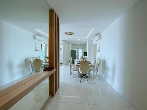 a dining room with a table and chairs at Infinity 28 Hotel and Residence in Phnom Penh