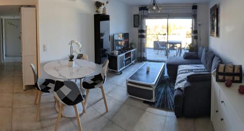 un salon avec une table et un canapé dans l'établissement Appartement Brignoles en secteur calme, à Brignoles