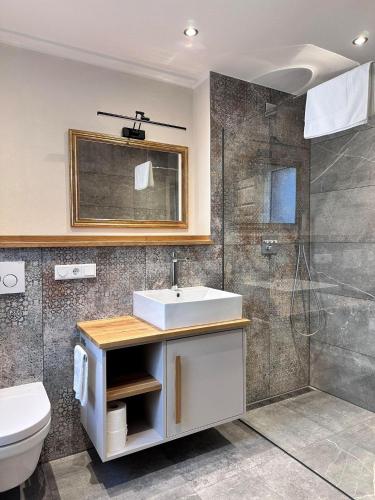 a bathroom with a sink and a shower at Ferienhaus rausZeit in Dernau