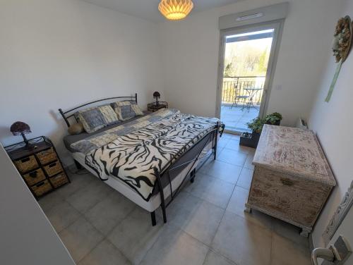 une chambre avec un lit avec des draps à imprimé zèbre dans l'établissement Appartement Brignoles en secteur calme, à Brignoles