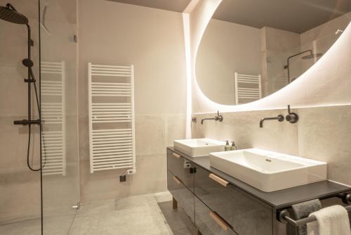 Mountain Chalet Kappl - Luxury - Near Ischgl - Panorama Mountain View - Penthouse & Chaletsにあるバスルーム