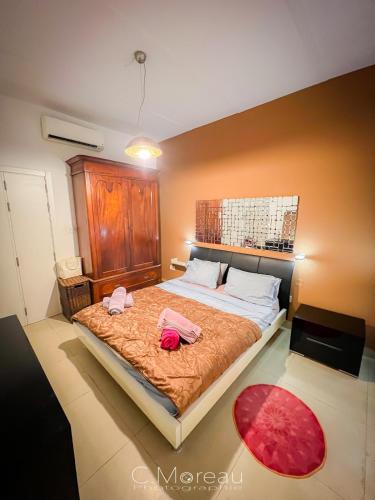 a bedroom with a bed with two pink towels on it at Valletta Charming 2 Bedroom Apt in Valletta